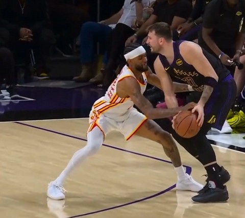 下手必被抓！沃克盯防东契奇被造三分犯规 老鹰挑战失败