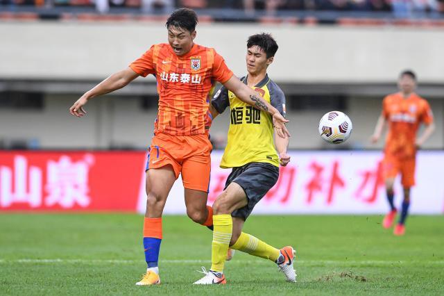 bob半岛体育官方网站-【中超前瞻】粤鲁上演榜首对决 蒿俊闵或迎武汉首秀